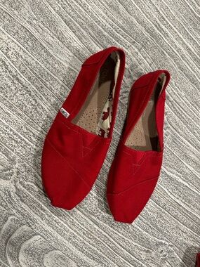 TOMS Women’s Classic Canvas Slip-On Flats in Red NWOT